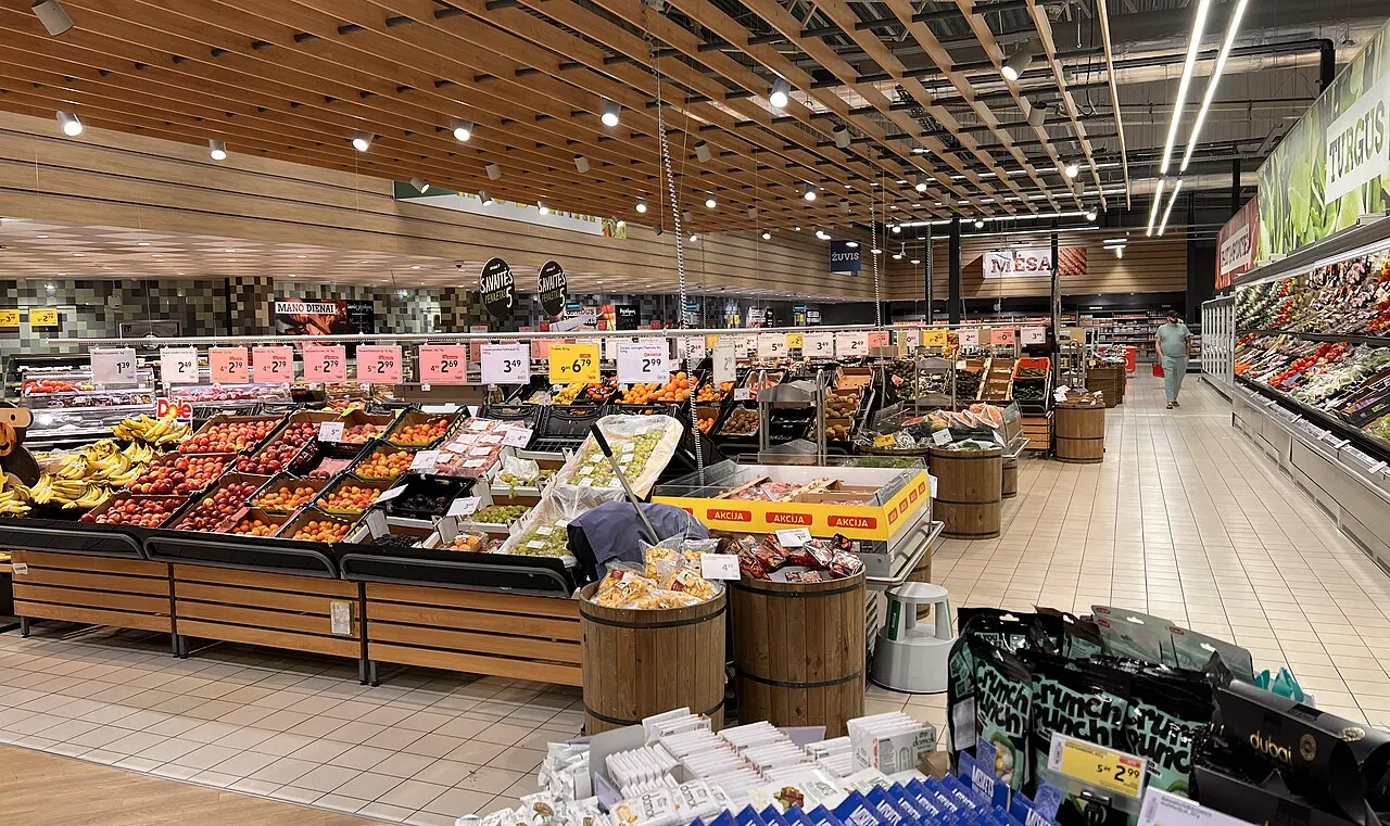 Produce displays and shelf labels in a supermarket
